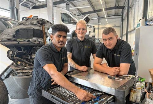 Steven Johnson, Lukas Steiner und Maxim Kiriushyn (v.l.) kümmern sich bei trapoFit um markenunabhängige Reparaturen mit bestem Preis-Leistungs-Verhältnis. Foto Peggy Fritzsche / mbsw