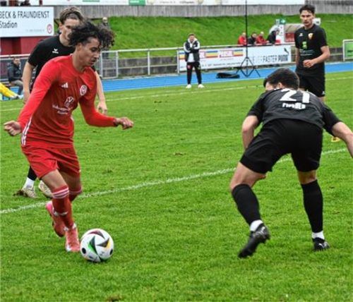 Steven Khong-In dringt hier in den Strafraum der Gäste ein, blieb aber wirkungslos.Foto Thomas Neumeier