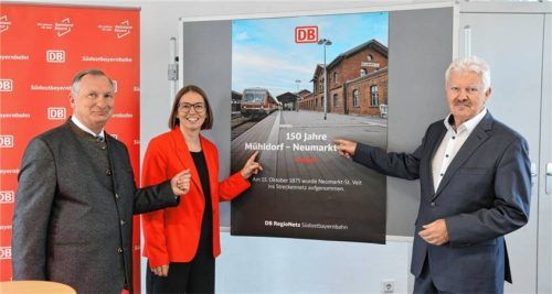 Stolz auf die gemeinsame 150-jährige Geschichte: (von links) SOB-Kundenbeirat Wilhelm Mack, SOB-Geschäftsleiterin Magdalena Obermayer und Neumarkts Bürgermeister Erwin Baumgartner. Foto Josef Enzinger