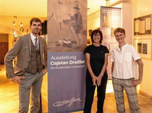 Stolz auf die schon zu Beginn gut besuchte Ausstellung sind (von links) Bürgermeister Simon Hausstetter, ihr Initiator, Michaela Firmkäs, die sie kuratiert hat, und Astrid Balk, die beteiligte Grafikerin.Foto Thomae