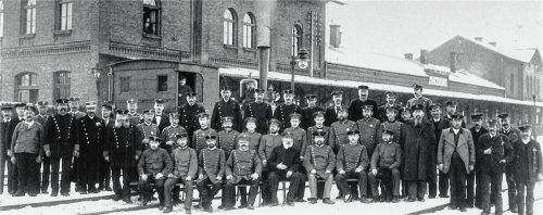 Stolz posieren die Bahnmitarbeiter vor der Lokomotive für den Fotografen. Foto archiv