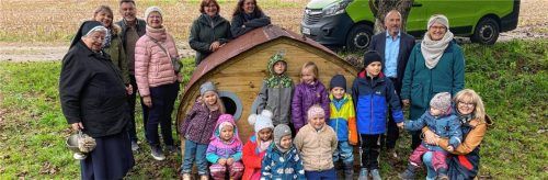 Stolz stehen die Kindergartenkinder vor ihrem neuen Spielhäuschen, daneben Betreuerinnen und Eltern sowie die Sponsoren, rechts hinten Thomas Cestaro von der Raiffeisenbank, neben ihm Kindergartenleiterin Sabine Binsteiner-Maier, ganz links vorne Schwester Roswitha von den Franziskanerinnen sowie hinten neben dem Häuschen das Ehepaar Harnischmacher/Fuchs. Foto re