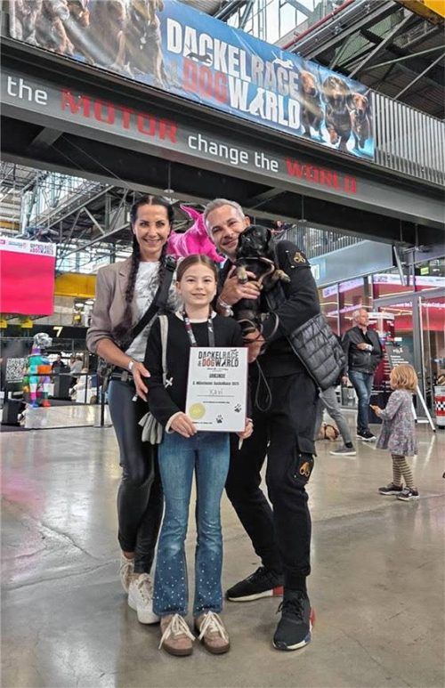 Stolze Familie: Julia, Sonya und Manfred Kiefl mit Xavi.