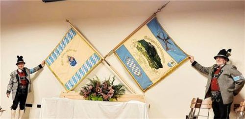 Stolze Präsentation: Kassier Leutnant Ernst Schneider (links) und Schütze Norbert Schumacher zeigen die neue Fahne.

Foto hötzelsperger