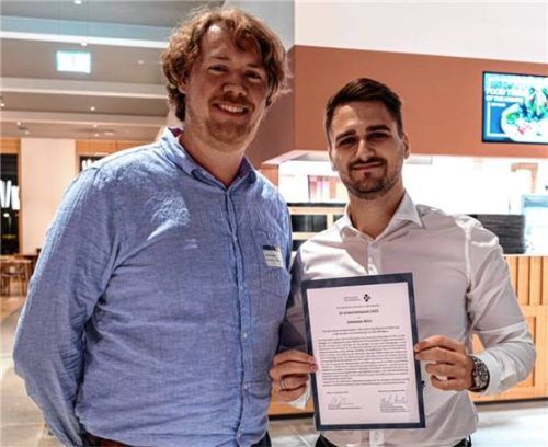 Stolzer Lehrer: Daniel Losch, Sprecher des GI-Fachausschusses „Informatische Bildung in Schulen“ (links), überreichte Lehrer Sebastian Wich die Auszeichnung. Foto  Gymnasium LSH mARQUARTSTEIN