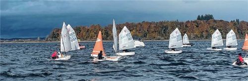 Stürmische Bedingungen und April-Wetter herrschten auf dem Chiemsee für die OptiSegler. Foto Elisabeth Kirchner