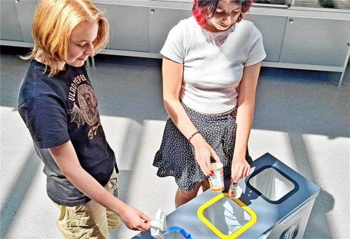Svenja und Leona vom Inntal-Gymnasium habe das neue Müllkonzept verstanden: Joghurtbecher und Deckel müssen getrennt werden, obwohl sie in den gleichen Eimer kommen. Foto Karin Sönmez
