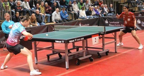 Swastika Ghosh (rechts) verkürzte für die Kolbermoorerinnen durch ihren Dreifacherfolg gegen Berlins Natalia Bajor zum zwischenzeitlichen 3:5.Foto Gerhard Erlich