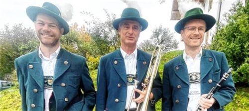 Teilen sich die Aufgaben: Andreas Stoib (links) und PeterStoib junior (rechts) mit dem ehemaligen Vorsitzenden Helmut Rosenwink. Foto Hötzelsperger