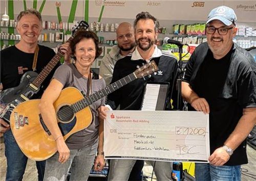 „The Spezl Connection“ bei der Scheckübergabe. Foto harig