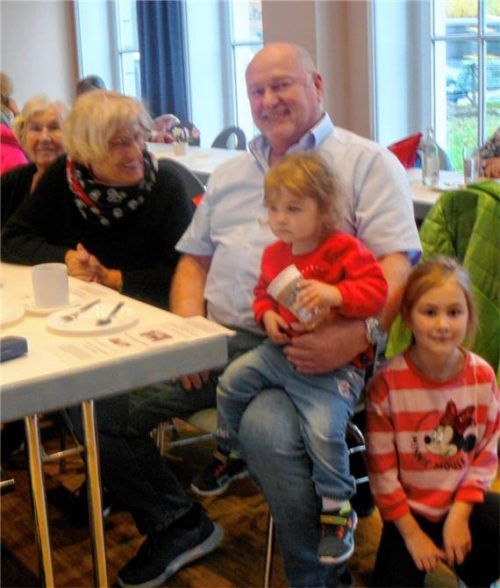 Thomas Lainer, Vorsitzender des Seniorenbeirats, mit seinen Enkeltöchtern beim Kaffeeklatsch. Foto Fischer
