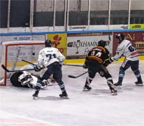 Thomas Neumaier (Mitte) überwindet Ottobrunns Goalie Carsten Aurich zur 5:3-Führung. Foto Stefan Hadersbeck