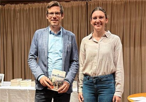 Titus Müller (links) mit Büchereileiterin Andrea Obermaier. Foto Thomas Kagerer