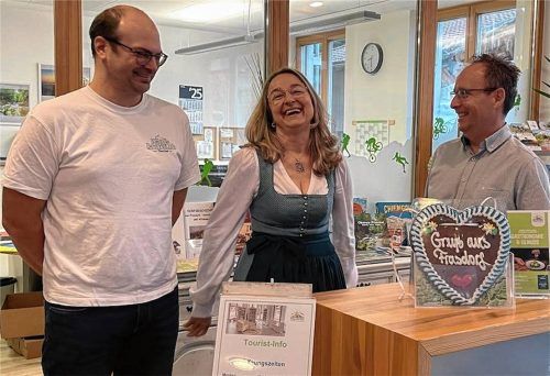Tobias Volke (links) und Johanna Schäffer sind die neuen Gesichter der Frasdorfer Tourist-Info, die im Frasdorfer Rathaus residiert. Bürgermeister Daniel Mair heißt die beiden herzlich willkommen. Foto Kirchner
