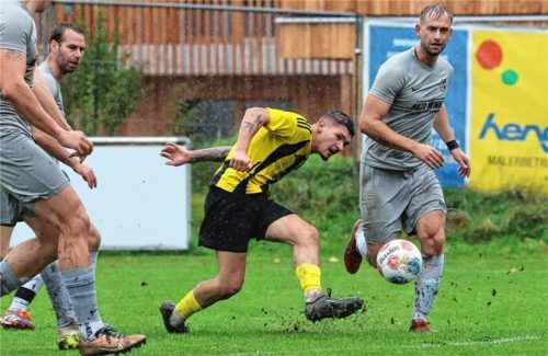 Tögings Julian Scherer ist vor Peterskirchens Samuel Kaltenhauser (rechts) am Ball; am Ende mussten sich die Gastgeber mit 1:2 geschlagen geben.Foto Gabi Zucker
