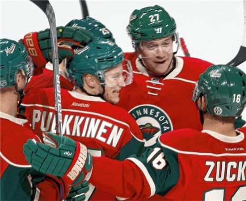 Torjubel mit Minnesota: Teemu Pulkkinen mit den Kollegen nach einem Treffer gegen Los Angeles.Foto Imago