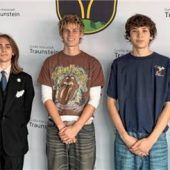 Junge Erwachsene helfen an Schulen