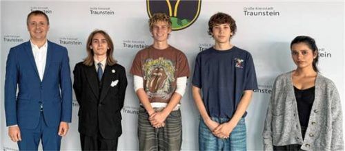 Traunsteins Oberbürgermeister Dr. Christian Hümmer (links) begrüßte die FSJler im Rathaus (von links): Simon Hirschberger (Grundschule Haslach), Moritz Moser und Jakob Dorfleitner (beide Grundschule Traunstein) sowie Emily Seehuber (Franz-von-Kohlbrenner-Mittelschule). Foto re