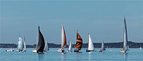 Trotz schwacher Winde konnten beide Wettfahrten der besonderen Regatta erfolgreich durchgeführt werden.Foto  re