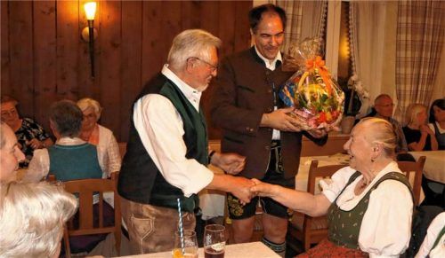 Über die Gratulationswünsche der Vorsitzenden (von links) Hans Roth und Matthias Schwaiger zu ihrem 90. Wiegenfest freute sich Maria Stadler.