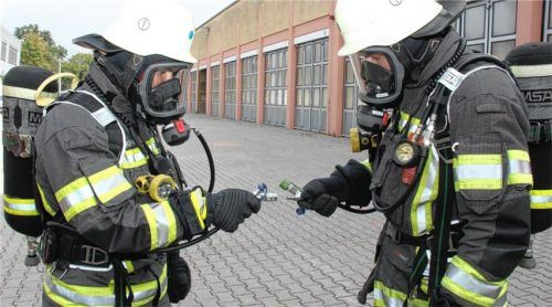 Über eine zusätzliche Leitung am Atemschutzgerät kann auch mitten im Rauch eine zweite Einsatzkraft mit Atemluft versorgt werden, falls deren Gerät leer ist.