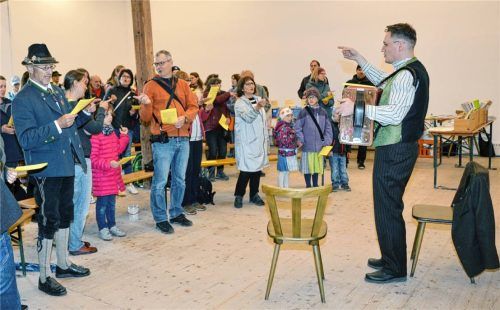 Und jetzt alle zusammen: Volksmusikpfleger Leo Meixner beim Familiensingen am Tag der Volksmusik 2022 im Freilichtmuseum Glentleiten. Foto Pöhlmann/Zemuli
