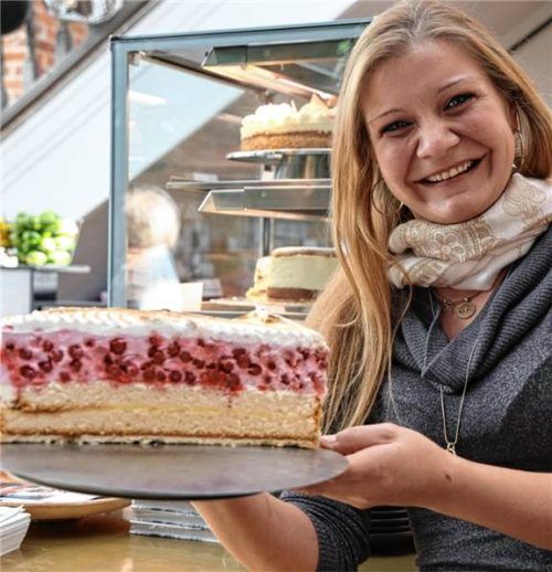 „Unsere Kuchen sind einfach kriminell gut!“ Angelika Reichgruber nimmt den Einbruch mit Humor. Es ist nichts kaputtgegangen. Es wurden lediglich Torten angeknabbert. Der Schaden: 65 Euro. Foto Josef Enzinger