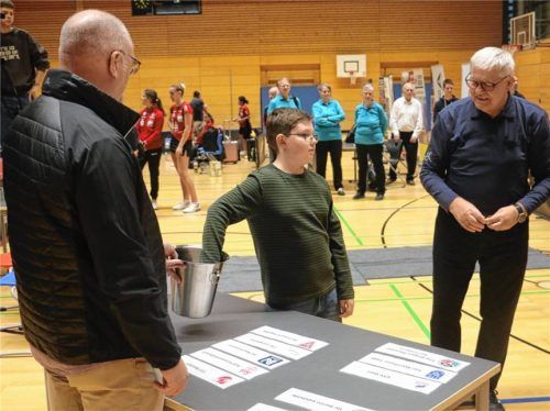 Unter Aufsicht des DTTB-Präsidenten Konrad Grillmeyer (rechts) wurde im Rahmen des Bundesligaspiels Kolbermoor gegen Berlin die Auslosung für die Pokalmeisterschaften vorgenommen. Foto Gerhard Erlich