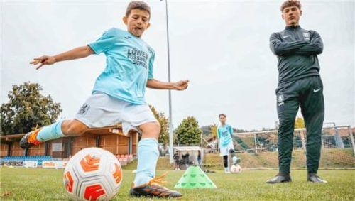 Unter den kritischen Augen des qualifizierten Trainerteams der Münchner Löwen konnten die Nachwuchs-Fußballer so einiges lernen.Foto  SV Aschau