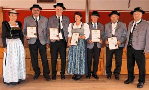 Urkunden für verdiente Mitglieder im GTEV „Edelweiß“ Dettendorf-Kematen überreichten Vorsitzender Martin Impler (rechts) und Schriftführerin Uschi Berger (links) an (von links) Marinus Maier, Hubert Köllmeier, Barbara Mayr, Josef Schweiger und Johann Stettner. Foto strim