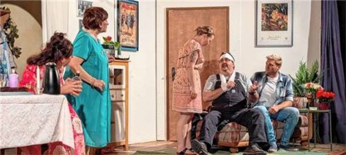 Vater Ernst Schmidt (Georg Schobersteiner) hat es nicht leicht. Bei der Wohnungssuche nach seiner Scheidung stürzt er bei einer Besichtigung und verletzt sich. Seinen Ausführungen lauschen (von links) Diana (Laura Wandinger), Erbtante Joschi (Doris Kandler), Töchterchen Steffi (Michaela Mittermaier) und deren Freund Tommy (Seppi Riedmaier). Foto Hobmaier