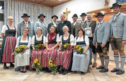 Verdiente Mitglieder wurden für ihre langjährige Vereinszugehörigkeit geehrt. Foto RE