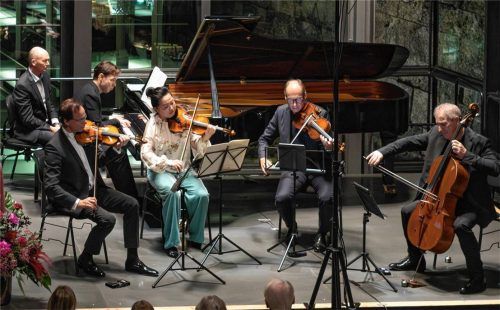 Vereint für das Klavierquintett von Robert Schumann: Dejan Lazic am Klavier sowie (von links) Benjamin Schmid und Zen Hu an der Geige, Johannes Erkes an der Bratsche und Enrico Bronzi am Cello.Foto re