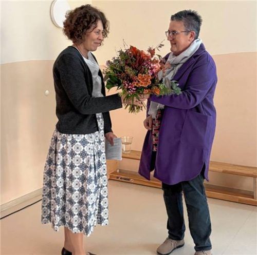 Veronika Fluhrer (links) erhielt von Verwaltungsleiterin Sabine Materna als Dank für die geleistete Arbeit einen Blumenstrauß. Fotos manzinger