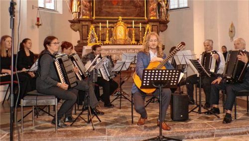 Verzauberten die Zuhörer in der Katharinenkirche: (von links) Anna Guggenberger, Alexandra Spirkl, Maria Reindl, Martina Dörfl, Susanne Müller, Max Pietrek, Bettina Altmayer (verdeckt), Herbert Kebinger und Erwin Altmayer. Foto rath