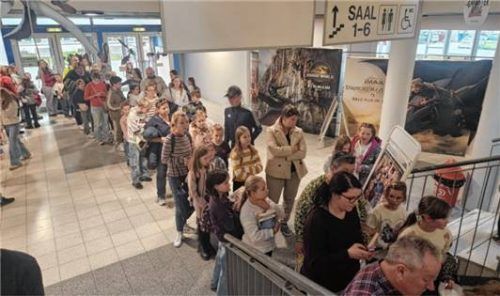 Viele Fans waren voller Vorfreude und hatten ihre Bücher zum Signieren mitgebracht.Foto  Kutzner