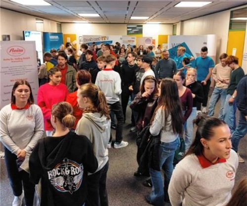 Vielfältige Informationsmöglichkeiten gab es in Brannenburg für die Schüler.Foto RE
