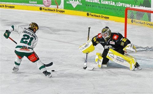 Ville Järveläinen hatte mit einem Alleingang die Chance zur 1:0-Führung für die Starbulls, scheiterte allerdings an Krefelds Torhüter Felix Bick.Foto samla.de