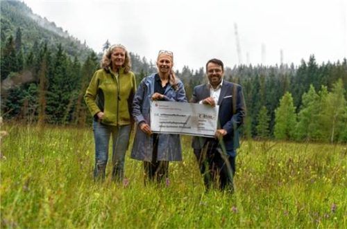 Volker Rechberger (rechts), Nachhaltigkeitsmanager der Sparkasse Rosenheim-Bad Aibling, bei der symbolischen Spendenübergabe an den LPV, vertreten durch Diplom-Biologin Christiane Mayr (links) und die Geschäftsführerin, Diplom-Forstwirtin Rosa Kugler (Mitte).
Foto Sparkasse Rosenheim-Bad Aibling