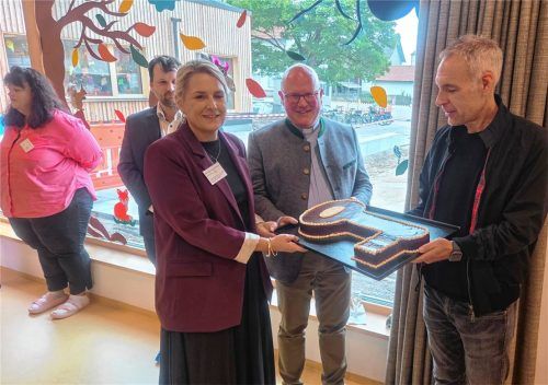 Vom Architekten Christian Neuber (rechts) gab es den offiziellen Schlüssel in Kuchenform für Pfarrer Florian Regner und die Kindergartenleiterin Manuela Landenhammer. Fotos settner