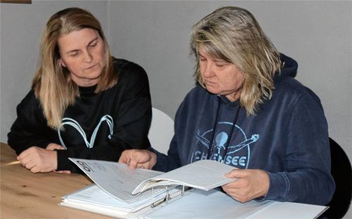 Von ärztlichen Attesten bis zu den Urteilen: Rund um die Gewalttat im Herbst 2021 hat sich bei Christine Leitner (rechts) – hier mit ihrer Schwester Claudia Cetin – ein ganzer Ordner an Unterlagen angehäuft. Foto Riediger