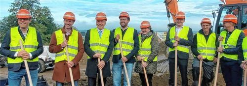 Von links: Städtebauplaner Max Wüstinger, Andreas Bensegger (IHK Rosenheim), Landrat Otto Lederer (CSU), Michael Schnitzenbaumer (Eigentümerfamilie), Angelika Schnitzenbaumer-Dieterich (Eigentümerfamilie), Bürgermeister Christoph Schneider (Unabhängige Neubeurer), Simon Kochinke (Elektromeister), Manfred Scholz (Geschäftsführer ORCA), Zweiter Bürgermeister Wolfgang Sattelberger (CSU).Foto Riedl