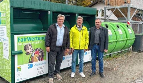 Vor den neuen Containern: (von links) Albachings Bürgermeister Rudolf Schreyer, Pfaffings Bürgermeister Josef Niedermeier und Jürgen Rucker, Betriebsleiter der diakonia GmbH.Foto re