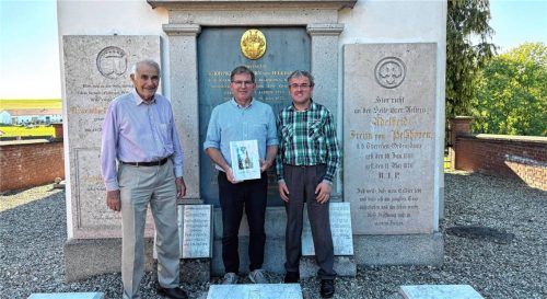 Vor der Kapelle stehen (von links) die zwei Geschichtsdetektive Heinrich Mayer aus Neuried und der Wirt vom Teisinger Gasthof, Ludwig Maier, mit ihrer Broschüre sowie Thomas Maier von der Kirchenverwaltung.