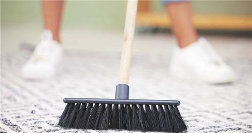 Vor der Wohnungsübergabe nur zu fegen, reicht oft nicht aus. Foto Smarterpics / YuriArcurs