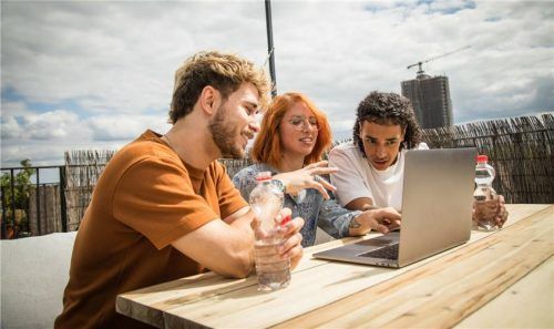 Vor- und Nachteile abwägen: Für das Wohnen in einer WG gibt es verschiedene Vertragsmodelle. Foto Christin Klose/dpa