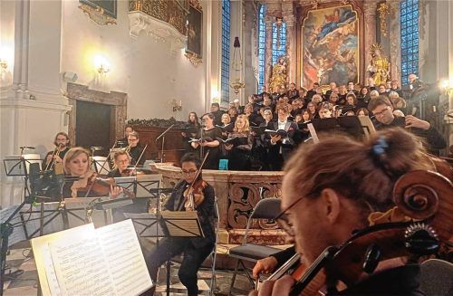 Vor vollem Haus konzertierte die Kirchenmusik Mariä Himmelfahrt in der Pfarrkirche mit großem Chor, Orchester und herausragenden Solisten. Foto Giesen