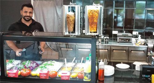 Vor wenigen Tagen konnte Ibrahim Karayilan (39) in Kolbermoor die Neueröffnung seines Imbiss-Lokals „Dönerium“ feiern. Foto Weinzierl