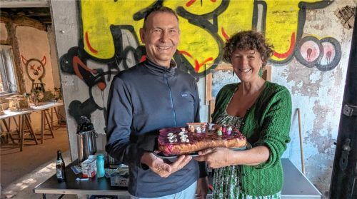 Vorsitzender Herbert Mairhofer und Vereinsmitglied Marion Eisenschmied luden die Besucher zu Kaffee und selbst gemachtem Kuchen, passend garniert mit leckeren Krippenfiguren, ein. Fotos Hoffmann
