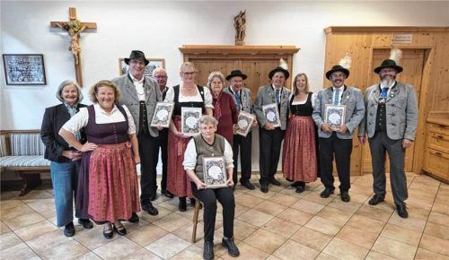 Vorsitzender Michael Beutl (rechts) und seine Stellvertreterin Monika Singhammer (Zweite von links) gratulierten den Jubilaren (von links) Trudi Goebel, Jan Butenberg, Helmut Feuerer, Elke Krug, Hiltrud Bayer-Wudy, Franz Stocker, Josef und Susanne Sedlbauer, Konrad Orthofer sowie Johanna Hölldobler (sitzend). Foto Sedlbauer